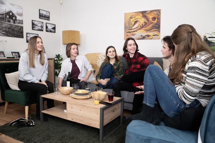 Nekonečný seriál Ulice sleduje dramatické osudy několika spřátelených rodin žijících v sousedství
