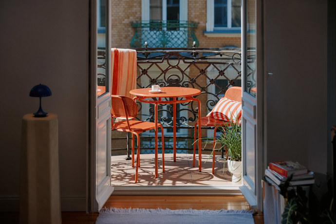 Vše začíná promyšleným výběrem nábytku, doplňků a rostlin, které balkon umí proměnit v harmonický prostor. Záleží na každém detailu. Ať už jde o barvy, textury nebo světlo. 
