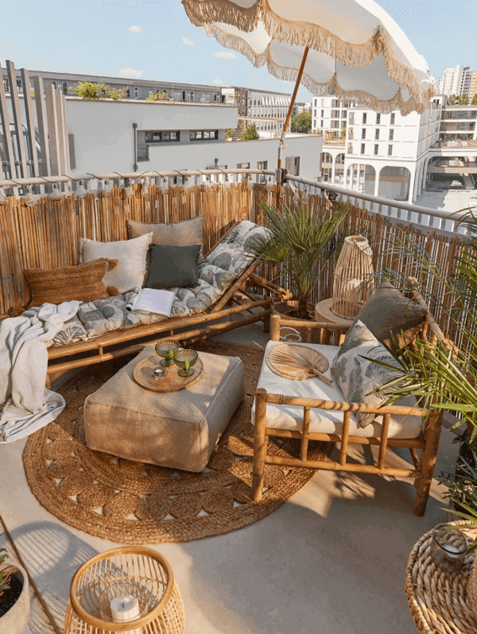 Vše začíná promyšleným výběrem nábytku, doplňků a rostlin, které balkon umí proměnit v harmonický prostor. Záleží na každém detailu. Ať už jde o barvy, textury nebo světlo. 
