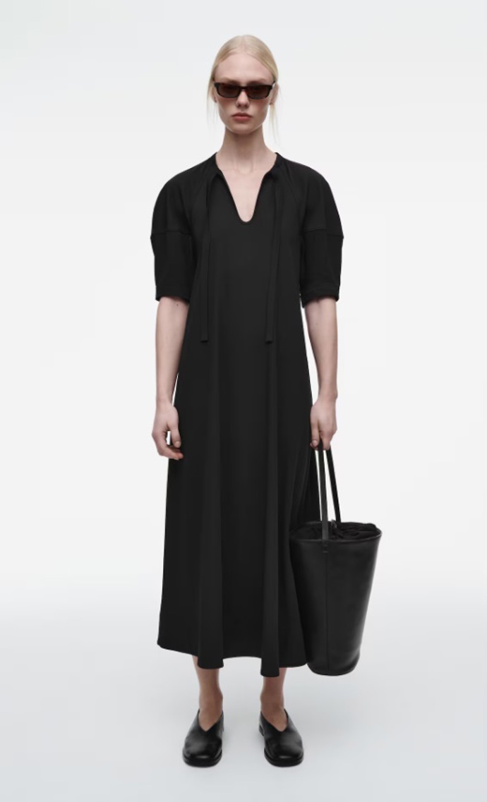 Maxi šaty s vázáním, H&M, 4 200 Kč
