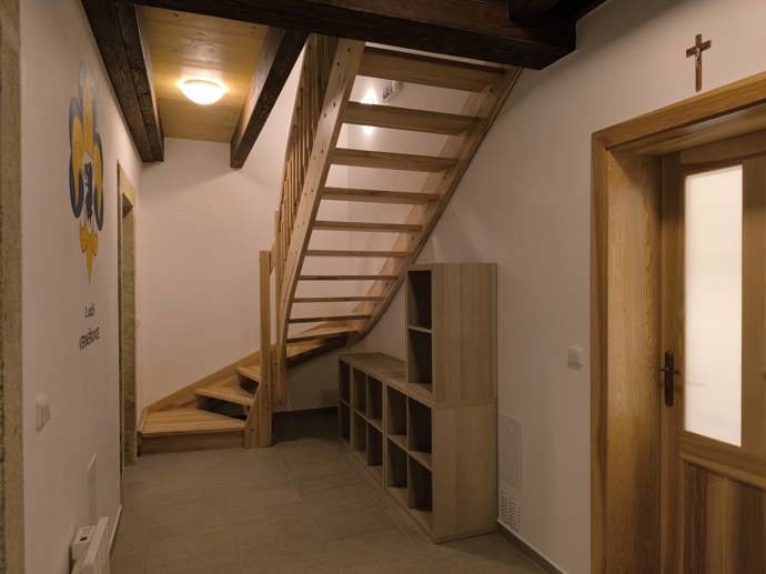 Kdysi malá dřevěná stavba na okraji vesnice, dnes moderní a útulné centrum pro skauty i komunitu. Ve Verměřovicích se podařilo zrekonstruovat skautskou klubovnu, která díky darované střeše, promyšlené rekonstrukci a nasazení samotných členů oddílu získala druhý život.
Kdysi malá dřevěná stavba na okraji vesnice, dnes moderní a útulné centrum pro skauty i komunitu. Ve Verměřovicích se podařilo zrekonstruovat skautskou klubovnu, která díky darované střeše, promyšlené rekonstrukci a nasazení samotných členů oddílu získala druhý život.