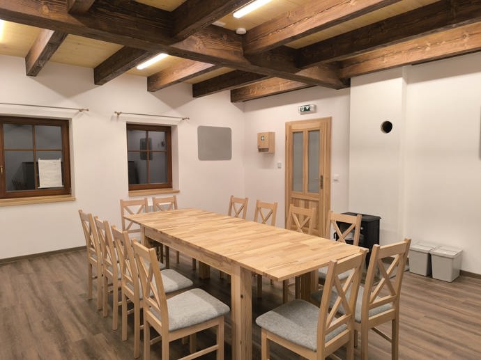 Kdysi malá dřevěná stavba na okraji vesnice, dnes moderní a útulné centrum pro skauty i komunitu. Ve Verměřovicích se podařilo zrekonstruovat skautskou klubovnu, která díky darované střeše, promyšlené rekonstrukci a nasazení samotných členů oddílu získala druhý život.
Kdysi malá dřevěná stavba na okraji vesnice, dnes moderní a útulné centrum pro skauty i komunitu. Ve Verměřovicích se podařilo zrekonstruovat skautskou klubovnu, která díky darované střeše, promyšlené rekonstrukci a nasazení samotných členů oddílu získala druhý život.