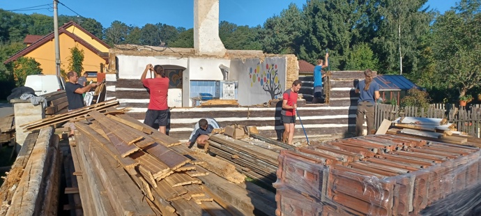 Kdysi malá dřevěná stavba na okraji vesnice, dnes moderní a útulné centrum pro skauty i komunitu. Ve Verměřovicích se podařilo zrekonstruovat skautskou klubovnu, která díky darované střeše, promyšlené rekonstrukci a nasazení samotných členů oddílu získala druhý život.
Kdysi malá dřevěná stavba na okraji vesnice, dnes moderní a útulné centrum pro skauty i komunitu. Ve Verměřovicích se podařilo zrekonstruovat skautskou klubovnu, která díky darované střeše, promyšlené rekonstrukci a nasazení samotných členů oddílu získala druhý život.