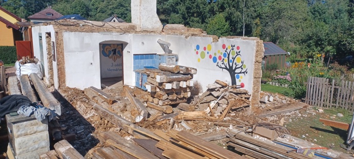 Kdysi malá dřevěná stavba na okraji vesnice, dnes moderní a útulné centrum pro skauty i komunitu. Ve Verměřovicích se podařilo zrekonstruovat skautskou klubovnu, která díky darované střeše, promyšlené rekonstrukci a nasazení samotných členů oddílu získala druhý život.
Kdysi malá dřevěná stavba na okraji vesnice, dnes moderní a útulné centrum pro skauty i komunitu. Ve Verměřovicích se podařilo zrekonstruovat skautskou klubovnu, která díky darované střeše, promyšlené rekonstrukci a nasazení samotných členů oddílu získala druhý život.