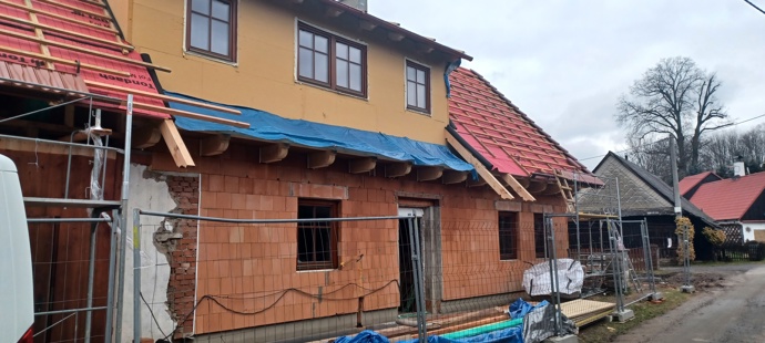 Kdysi malá dřevěná stavba na okraji vesnice, dnes moderní a útulné centrum pro skauty i komunitu. Ve Verměřovicích se podařilo zrekonstruovat skautskou klubovnu, která díky darované střeše, promyšlené rekonstrukci a nasazení samotných členů oddílu získala druhý život.
Kdysi malá dřevěná stavba na okraji vesnice, dnes moderní a útulné centrum pro skauty i komunitu. Ve Verměřovicích se podařilo zrekonstruovat skautskou klubovnu, která díky darované střeše, promyšlené rekonstrukci a nasazení samotných členů oddílu získala druhý život.