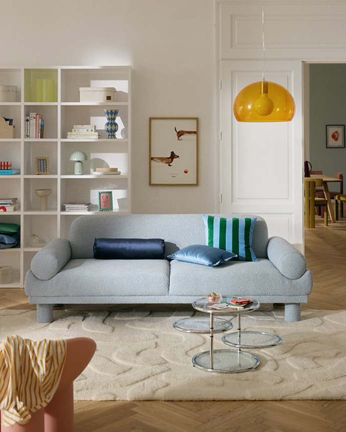Léto 2025 přináší do světa interiérového designu svěží vítr. Odvážné barvy, návrat k přírodním materiálům a důraz na osobitost dominují letošním trendům. 
