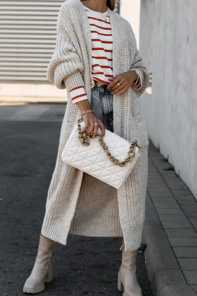 Dlouhý kardigan s kapsami, 999 Kč, dostupné na fashionweek-moda.cz
