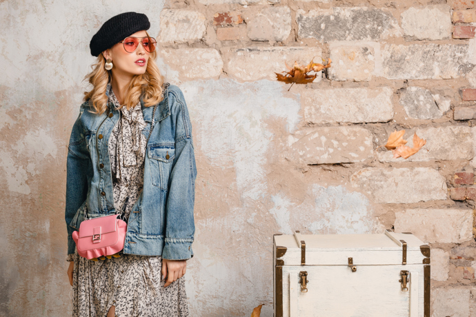 Milujete své retro kousky? Zkuste je doplnit o módní novinky. Získáte nový a neokoukaný outfit, který vás bude bavit.
Milujete své retro kousky? Zkuste je doplnit o módní novinky. Získáte nový a neokoukaný outfit, který vás bude bavit.
