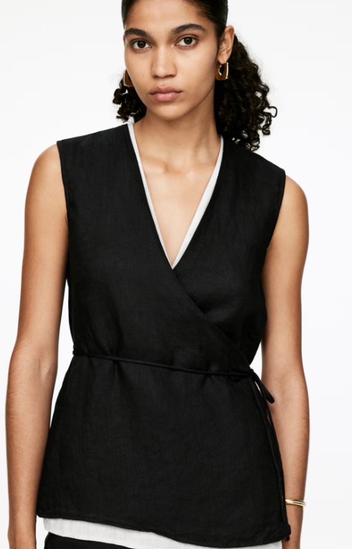 Zavinutý top z lnu, H&M, 1 650 Kč
