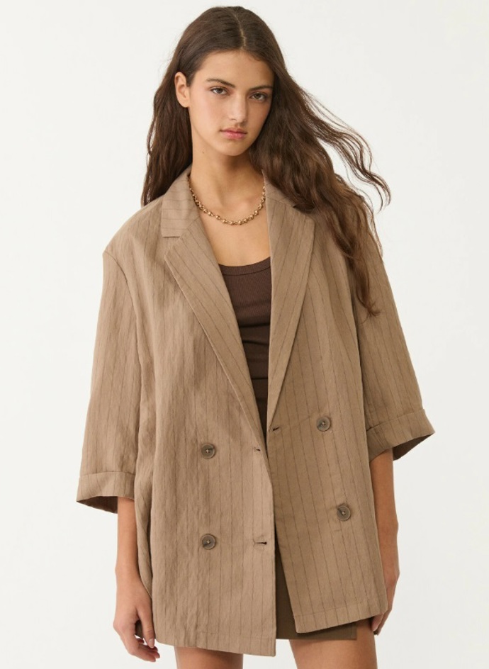 Krátký oversized blejzr, Stradivarius, 999 Kč
