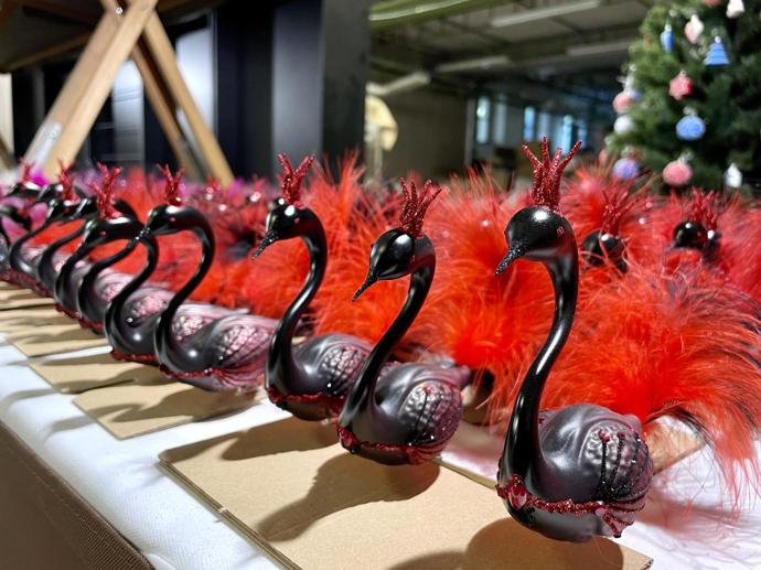 Začněte léto letos jinak. Stylově, elegantně a s kouskem českého řemesla. Od 27. června do 6. července se ve sklárně Koulier na Oflendě rozezní Festival labutí. Čeká vás dvanáct dní křehké krásy, ladnosti a tvořivosti, které potěší oko, srdce i ruce. 
