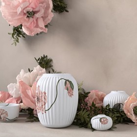 Zaměřte se hlavně na detaily a dosažení harmonie. Začněte třeba u textilu. Dokonale vypadají polštářky s květinovým vzorem, pastelové plédy, lehké závěsy nebo prostěradla s přírodních materiálů. Pokud chcete romantickou atmosféru zdůraznit ještě víc, zkuste krajkové nebo vyšívané detaily. Stačí i jen jeden takový doplněk. V ložnici krásně vynikne přehoz z jemného mušelínu, ve kterém si budete připadat jako na venkově ve francouzské Provence. Obývací pokoj naopak oživí váza s čerstvými květy, například tulipány, pivoňkami nebo růžemi. Stačí jeden takový dekorativní prvek a nálada se rázem promění.
Zaměřte se hlavně na detaily a dosažení harmonie. Začněte třeba u textilu. Dokonale vypadají polštářky s květinovým vzorem, pastelové plédy, lehké závěsy nebo prostěradla s přírodních materiálů. Pokud chcete romantickou atmosféru zdůraznit ještě víc, zkuste krajkové nebo vyšívané detaily. Stačí i jen jeden takový doplněk. V ložnici krásně vynikne přehoz z jemného mušelínu, ve kterém si budete připadat jako na venkově ve francouzské Provence. Obývací pokoj naopak oživí váza s čerstvými květy, například tulipány, pivoňkami nebo růžemi. Stačí jeden takový dekorativní prvek a nálada se rázem promění.