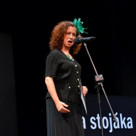 Ester během vystoupení v show Na stojáka
