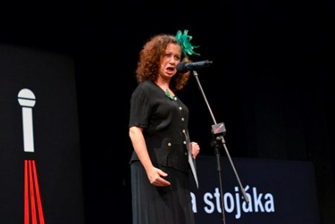 Ester během vystoupení v show Na stojáka
Ester během vystoupení v show Na stojáka
