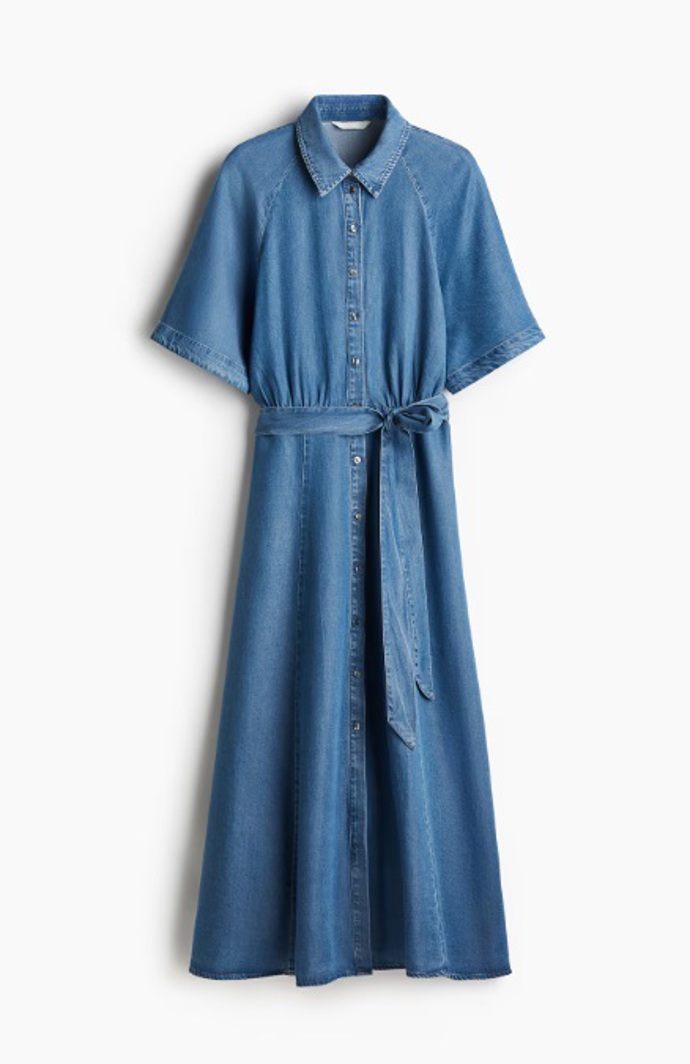 Džínové šaty s vázacím páskem, H&M, 959 Kč
