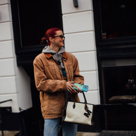 Hnědá workwear bunda v retro vzhledu se hodí ke světle modrým džínům.
