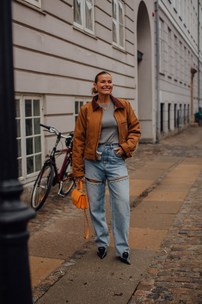 Hnědou workwear bundu můžete zkombinovat i se stylově kontrastními džíny ozdobenými kamínky.
