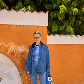 Modrou workwear bundu můžete do outfitu sladit tón v tónu s dalšími modrými kousky.
