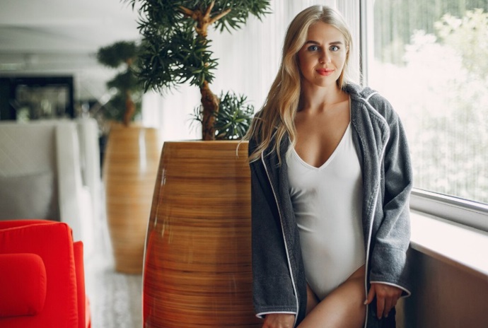 Bílé stahovací prádlo je ideální v případě, že s oblibou nosíte bílé svršky v podobě šatů, sukní nebo kalhot. Dokonale s nimi splyne. 
