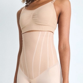 Stahující šortky s vysokým pasem, Spanx, 2 930 Kč
