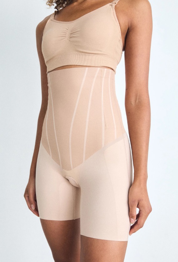 Stahující šortky s vysokým pasem, Spanx, 2 930 Kč
