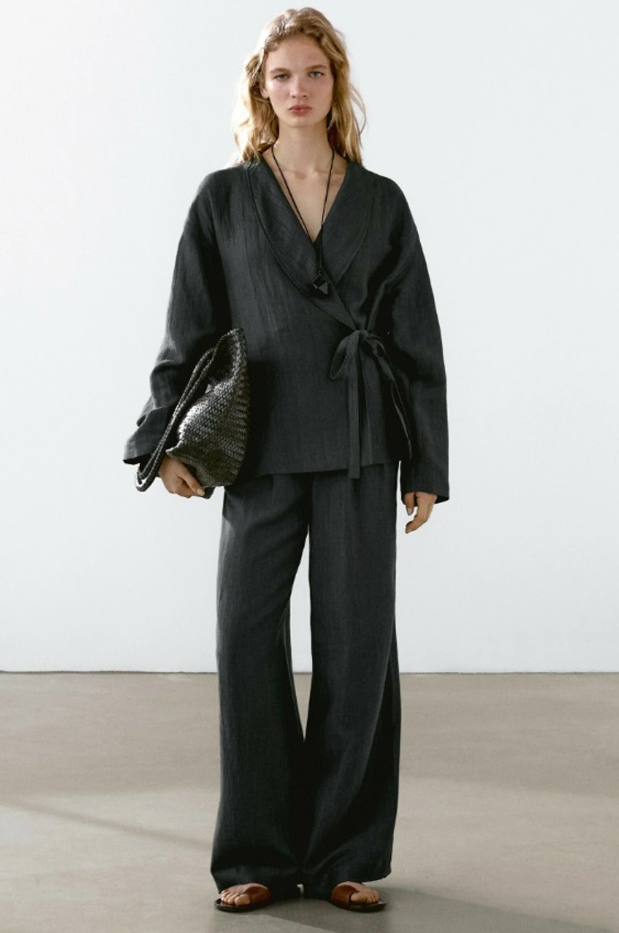 Lehká bunda ve stylu kimona, Massimo Dutti, 3 299 Kč
