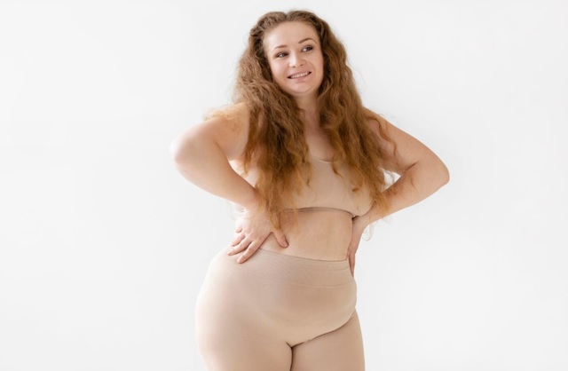 žena plus size ve stahujícím prádle