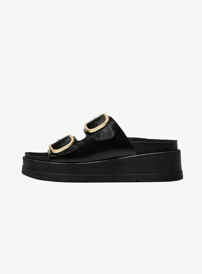 Pantofle se zlatou přezkou, Bershka, 849 Kč
