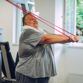 “Pro ostatní bych se rozkrájel.” Petrův příběh ukazuje, jak snadno sklouzneme do obezity. Jídlem léčil bolest. Teď mu hrozí ztráta práce i zdraví a přichází chvíle pravdy. Váha ukáže skutečně morbidní obezitu. Ale Petr je rozhodnutý bojovat. 
