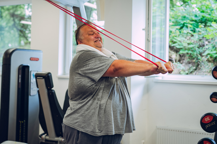 “Pro ostatní bych se rozkrájel.” Petrův příběh ukazuje, jak snadno sklouzneme do obezity. Jídlem léčil bolest. Teď mu hrozí ztráta práce i zdraví a přichází chvíle pravdy. Váha ukáže skutečně morbidní obezitu. Ale Petr je rozhodnutý bojovat. 
