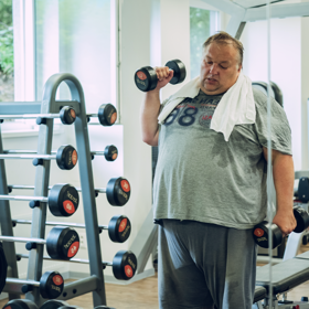 Petr si na začátku pořadu ani nedokáže obout ponožky. Pomáhá mu jeho žena. O tuhle pomoc Petr nestojí ze slabosti, ale protože mu vlastní tělo vypovědělo službu. Důvodů, proč to tak daleko došlo, je víc. Nejen kila. Ale i těžká minulost, kterou nikdy nezpracoval.

