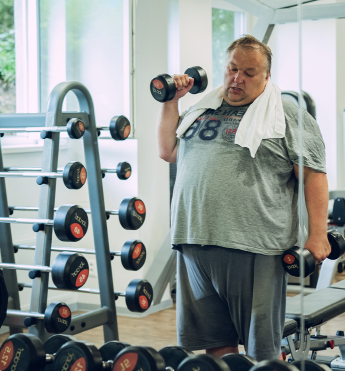 Petr si na začátku pořadu ani nedokáže obout ponožky. Pomáhá mu jeho žena. O tuhle pomoc Petr nestojí ze slabosti, ale protože mu vlastní tělo vypovědělo službu. Důvodů, proč to tak daleko došlo, je víc. Nejen kila. Ale i těžká minulost, kterou nikdy nezpracoval.
