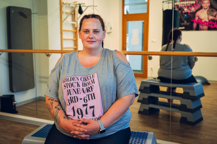 Jak Karolína říká: „Jak jsem tlustá, tak jsem prostě líná,” představuje se Karolína, která těsně před mateřskou pracovala jako cukrářka v cukrárně své maminky.
Jak Karolína říká: „Jak jsem tlustá, tak jsem prostě líná,” představuje se Karolína, která těsně před mateřskou pracovala jako cukrářka v cukrárně své maminky.