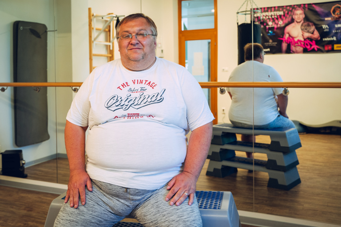 „Vzali jsme se a druhý den jsme zjistili, že je těhotná. Syn se narodil v březnu 2013, ale v únoru 2014 už byl rozvod. Pak už jsem ho skoro neviděl. Když o něj žádám, vždycky se něco stane. Chtěl jsem ho do péče, ale soudy dítě dají matce. A tím to začalo. Člověk jí, nervy pracujou… jídlem se spraví hodně věcí. Najíš se a nic neřešíš,“ říká Petr.
