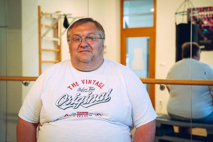 Petr tvrdí, že se na sebe vykašlal. Ale pravda je spíš taková, že se dlouhé roky nemohl najít. Syn, kterého téměř nevídá. Trauma, které nikdy nepopsal. A každodenní péče o druhé, která mu slouží jako štít.

Povede se mu jeho extrémní proměna?
