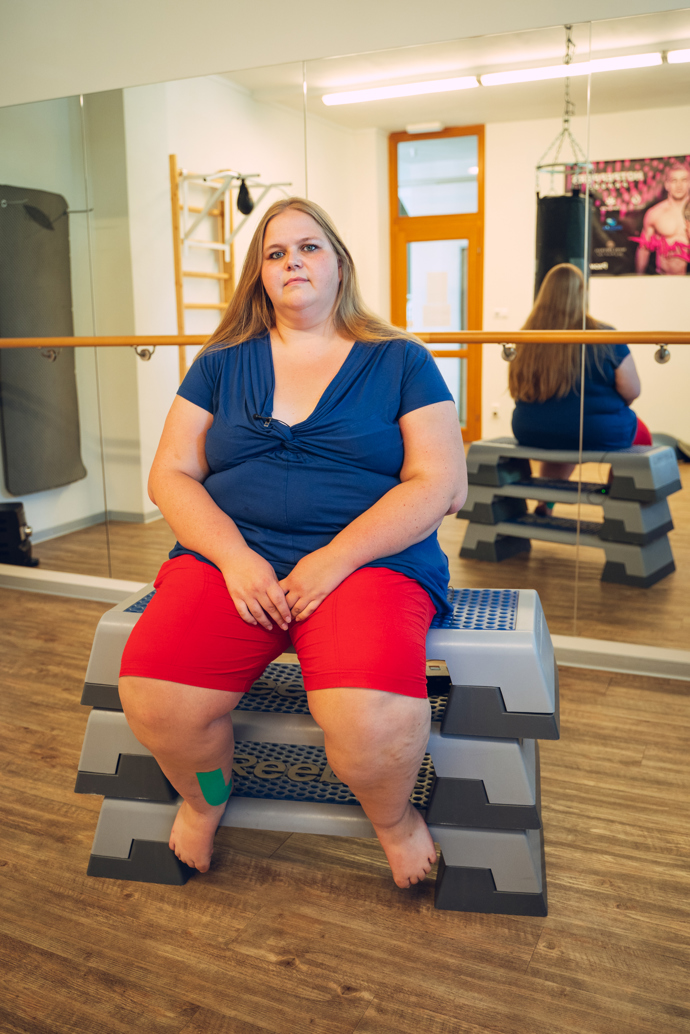 Špatné stravovací návyky, nedostatek pohybu a náročné zaměstnání jí dostaly do stádia extrémní obezity, která brání jejímu velkému snu: žít aktivně, šťastně a s partnerem v budoucnu založit rodinu. Monika už to tak ale nechce.
Špatné stravovací návyky, nedostatek pohybu a náročné zaměstnání jí dostaly do stádia extrémní obezity, která brání jejímu velkému snu: žít aktivně, šťastně a s partnerem v budoucnu založit rodinu. Monika už to tak ale nechce.