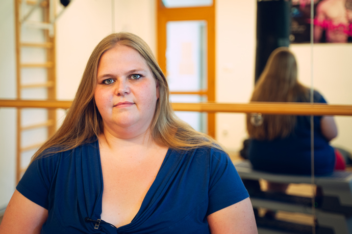 Monika o svých nezdravých stravovacích návycích ví: „U postele mám schovaný lísko-oříškový krém, ale ten je spíš na nervy. Problém jsou slazené limonády a třeba i těstoviny s lososem. Ty mám nejraději. Můj problém s váhou začal odmalička." Dokonce byla i jako dítě v ozdravovně. Bez úspěchu.
Monika o svých nezdravých stravovacích návycích ví: „U postele mám schovaný lísko-oříškový krém, ale ten je spíš na nervy. Problém jsou slazené limonády a třeba i těstoviny s lososem. Ty mám nejraději. Můj problém s váhou začal odmalička." Dokonce byla i jako dítě v ozdravovně. Bez úspěchu.
