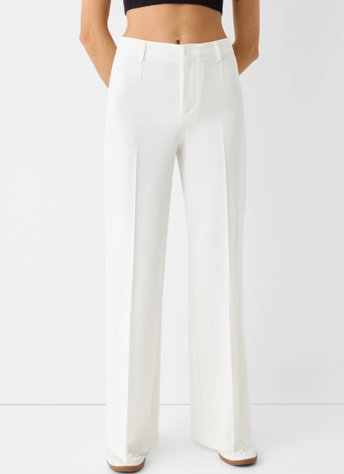 Bílé kalhoty s puky, Bershka, 699 Kč
