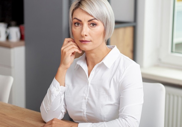 Šedá barva vlasů se někdy považuje za novou blond. Není tak divu, že existuje i řada odstínů na pomezí těchto dvou barev. A ženám velice sluší. 
