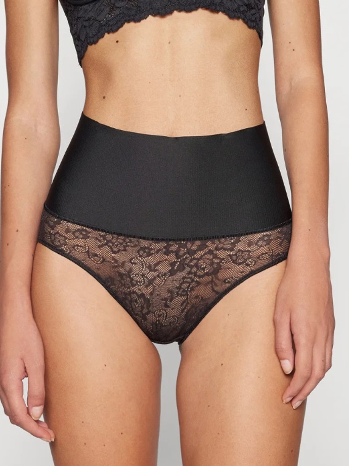 Stahovací kalhotky s krajkou, Maidenform, 550 Kč
