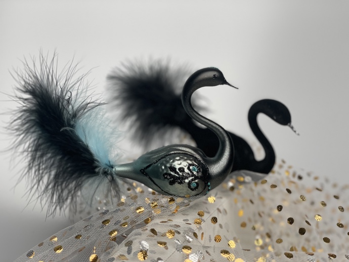 Začněte léto letos jinak. Stylově, elegantně a s kouskem českého řemesla. Od 27. června do 6. července se ve sklárně Koulier na Oflendě rozezní Festival labutí. Čeká vás dvanáct dní křehké krásy, ladnosti a tvořivosti, které potěší oko, srdce i ruce. 
