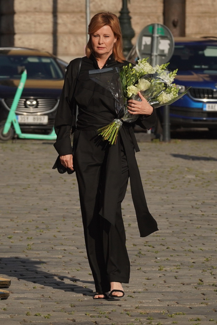 Jitka Schneiderová je už pravidelně ozdobou každé události. Na rozloučení s parťákem Jiřím Bartoškou jí to opět velmi slušelo. I pro ni muselo být rozloučení bolestivé, protože s Aňou Geislerovou, která se omluvila, a Taťánou Dykovou bývaly nerozlučnou ozdobou MFF v Karlových Varech. 

