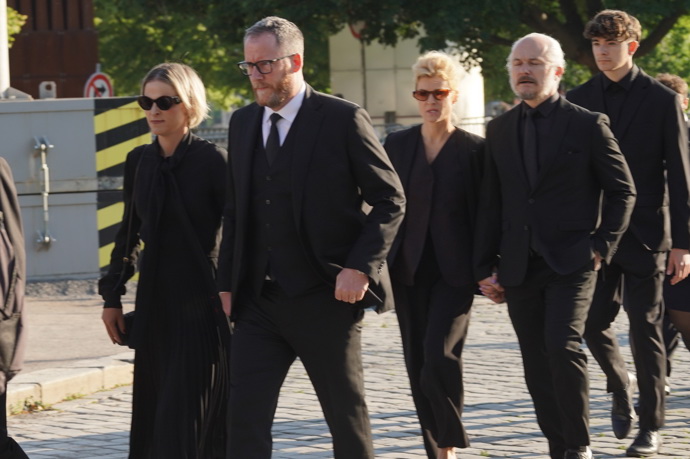 Vedení MFF KV, Kryštof Mucha a Karel Och s manželkami, výkonný a umělecký ředitel KVIFF. Elegantní, sladění.

