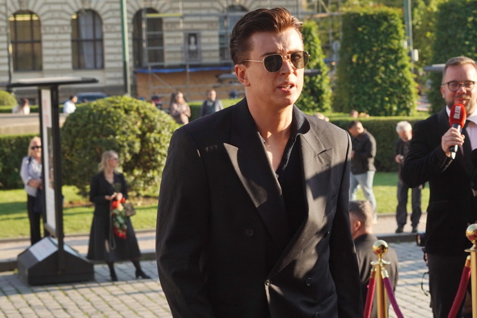 Adam Mišík dorazil opět bez přítelkyně, což vzbudilo četné spekulace, ale vypadal dokonale. Tento mladík ví, jak se obléci a co mu sluší. Vypadal perfektně.
