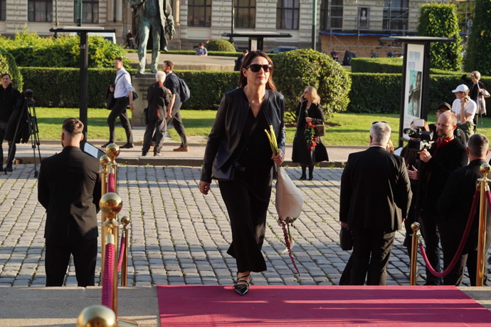 Klára Issová byla jako obvykle ozdobou akce. V tmavých šatech s dokonalou siluetou, jíž ještě ozvláštnila perfektními páskovými minimalistickými sandálky.
