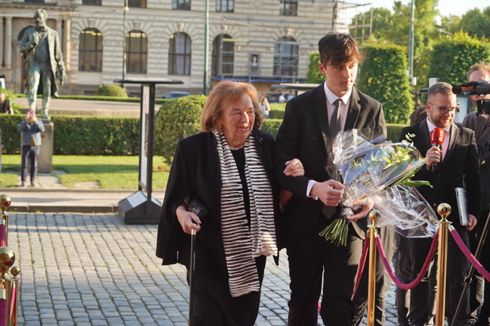 Livia Klausová, bývalá první dáma, dorazila v doprovodu svého vnuka. Smuteční outfit ozvláštnila moderní černobílou šálkou.
