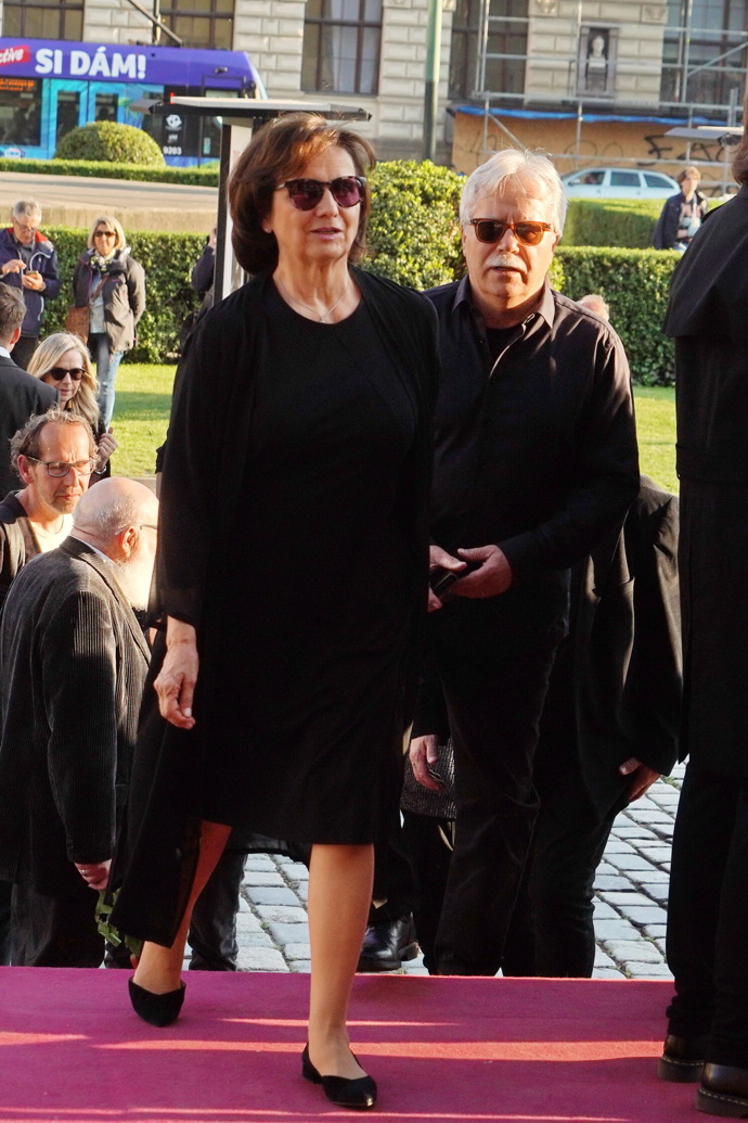 Na rozloučení s kolegou dorazila i vždy elegantní krásná Veronika Freimanová. Zvolila decentní černé šaty v délce těsně pod kolena, vše doladila vkusnými doplňky.
