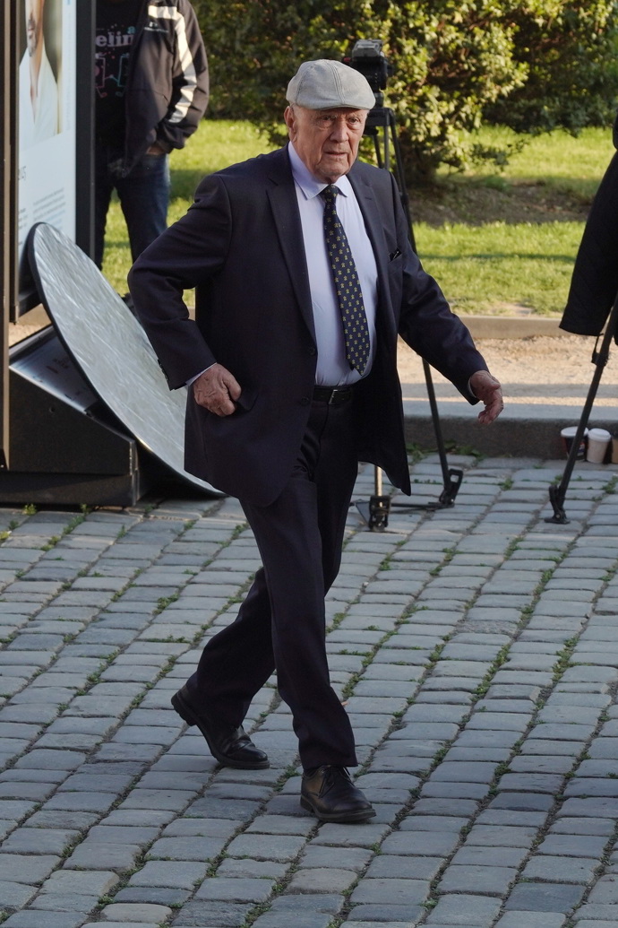 Petr Kostka, elegán, nemohl na rozloučení s kamarádem chybět. Přišel s Jaroslavem Satoranským.
