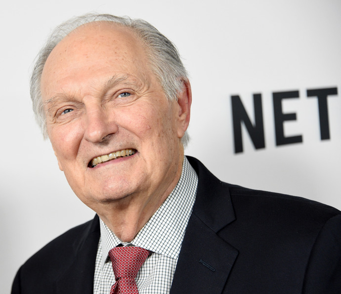 Alan Alda je velký fešák a charisma mu nechybí ani na prahu devadesátky
