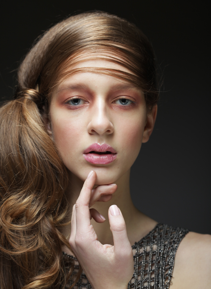 současné vlasové a make-up trendy